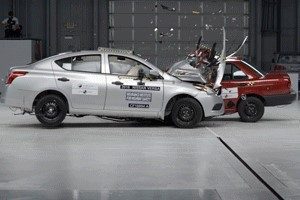 teste de impacto frontal e as fotos após a colisão: bem mais destruído que o Versa, Tsuru (vermelho) é carro mortal em acidentes