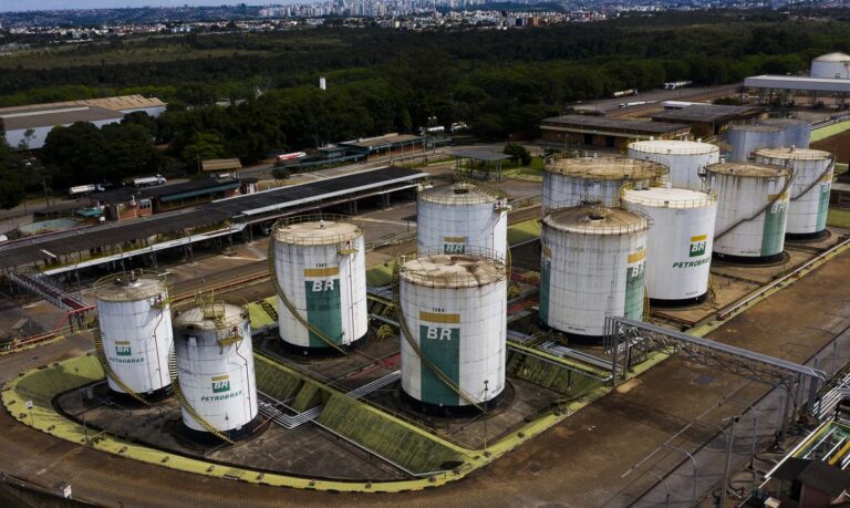 Petrobras baixa os preços dos combustíveis nas refinarias