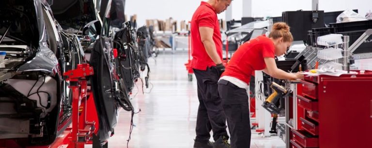 Trabalhadoras descrevem fábrica da Tesla como “zona de predadores”