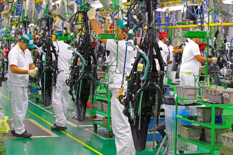 Produção de motos no Brasil cai 13,5% em agosto, diz Abraciclo