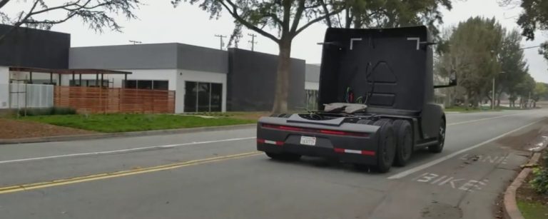 Caminhão autônomo Tesla Semi é flagrado na Califórnia