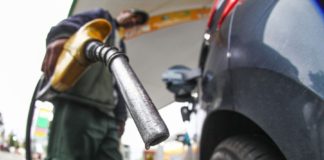 Governo zera Cide no diesel, mas protesto deve continuar