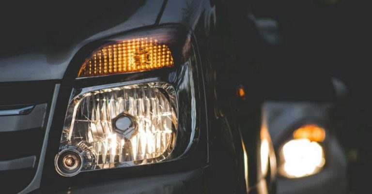 Farol de carro: saiba cuidar dos faróis amarelados