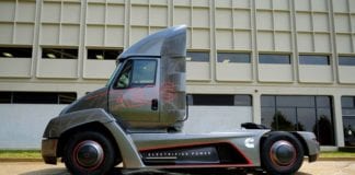 Cummins mostra inédito powertrain híbrido plug-in