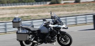 Conheça a moto da BMW que dirige sozinha