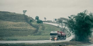 fecha 2018 com resultado aquém do esperado Desaceleração no ritmo de produção aconteceu após paralisação de maio Foto: Imprensa CNT Os resultados de dezembro da PMS (Pesquisa Mensal de Serviços), divulgados na última quinta-feira (12) pelo IBGE (Instituto Brasileiro de Geografia e Estatística), foram aquém dos projetados pela CNT (Confederação Nacional do Transporte) para o ano de 2018. Os dados constam no Boletim Economia em Foco, publicado pela CNT nesta terça-feira (19). Em razão do enfraquecimento do volume de atividades no segundo semestre de 2018, a alta acumulada fechou o ano em apenas 1,2%. É o segundo ano seguido de alta do volume de serviços do setor após dois anos de forte retração em razão da crise econômica. A análise por segmento mostra que houve avanço de 2,1% no segmento terrestre e de 4,2% no aéreo. Já o setor aquaviário e o ramo de armazenagem, serviços auxiliares e correios tiveram um recuo de 0,8%. Com esse resultado, o setor encerra 2018 com a produção anual em patamar semelhante ao observado em 2011 e cerca de 10% inferior ao observado no final de 2014, ano de início da crise. Isso traz um cenário que mostra que o crescimento observado em 2018 foi bastante fraco, pois seriam necessários oito anos com crescimento de 1,2% ao ano para que o volume de serviços retornasse aos níveis de 2014. Paralisação Desde a paralisação dos caminhoneiros, em maio de 2018, a tendência tem sido de desaceleração. Enquanto em março de 2018 a alta acumulada em 12 meses no volume de serviços era de 3,8%, no fechamento do ano, em dezembro, o aumento ficou em apenas 1,2%. Clique aqui ​para baixar o boletim. Agência CNT de Notícias Áudios