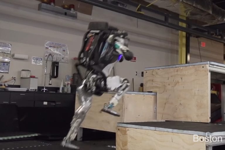 Robô da Boston Dynamics já empilha caixas ‘sozinho’