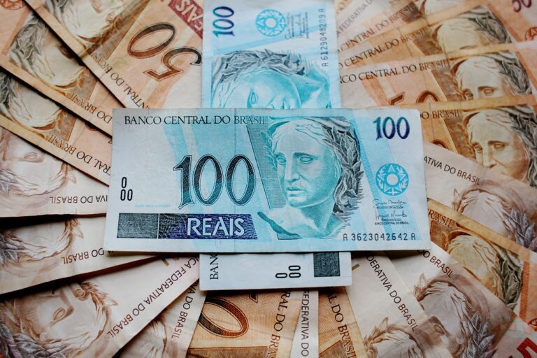 Dívida pública federal cai 1% em abril