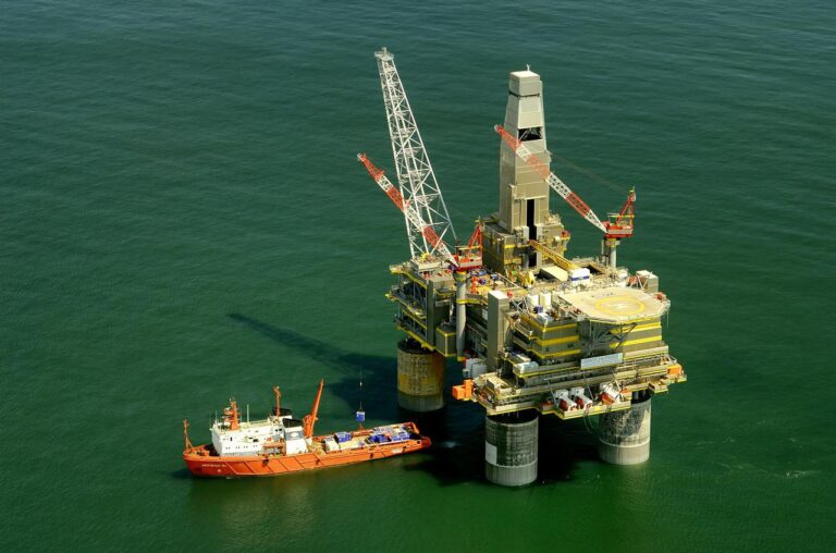 Preços de petróleo fecham estáveis; temores com demanda compensam ameaças nucleares do Irã
