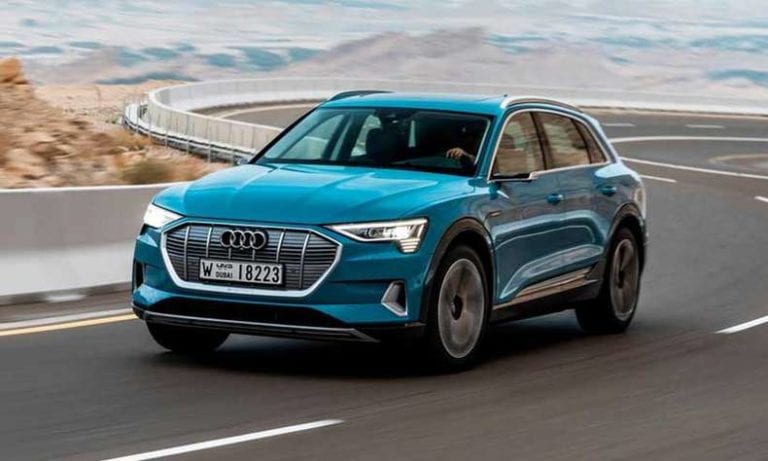 Indústria automotiva populariza modelos movidos a energia limpa, mas esbarra no preço