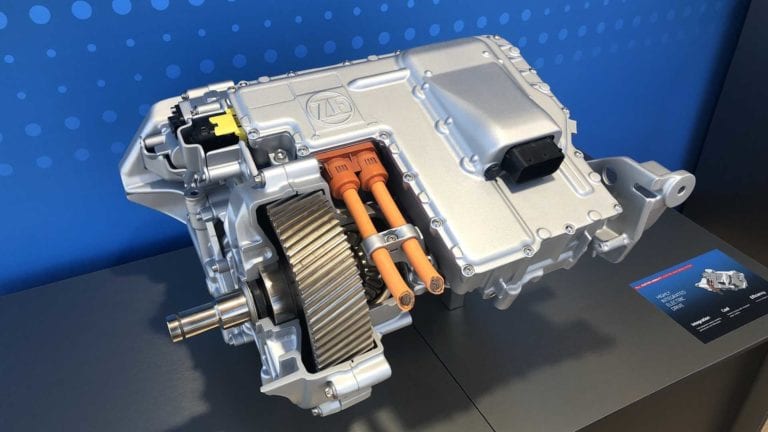 Novos câmbios da ZF aumentam autonomia e desempenho em carros eletrificados