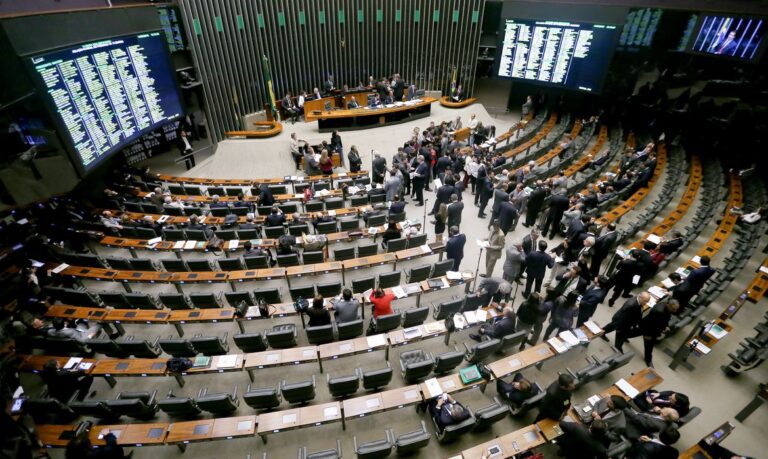 Aprovação de texto atual da reforma supera expectativa, diz Moody’s