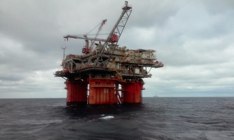 Preços do petróleo despencam mais de 6% após Trump anunciar tarifas adicionais à China