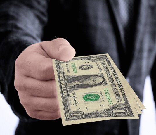 Dólar tem forte queda