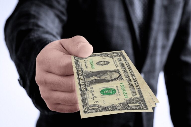 Dólar tem forte queda