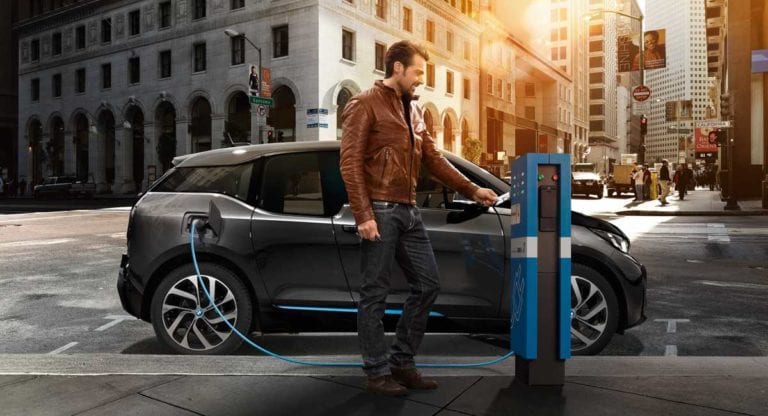 BMW lança rede de recarga inteligente para veículos elétricos e híbridos no Brasil