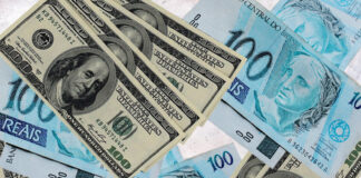 Dólar fecha em queda