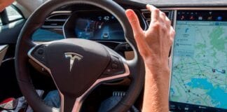 Tesla com Autopilot bate