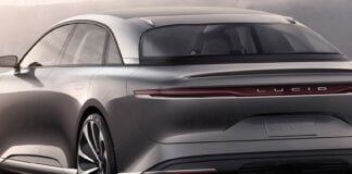 A startup norte-americana Lucid acaba de anunciar que o seu sedã de luxo, o Lucid Air, será o carro elétrico com a maior autonomia do mundo. O veículo será capaz de percorrer 832 km com apenas uma carga. Isso de acordo com uma verificação feita pela FEV North America, uma empresa especializada no desenvolvimento de motores para veículos que também fornece equipamentos para testagens variadas. Teoricamente, o Lucid Air poderia, por exemplo, fazer uma viagem entre Curitiba e Rio de Janeiro sem nunca fazer qualquer parada para recarregar as baterias. Seriam praticamente 10 horas de estrada ininterruptas. De acordo com a Lucid, a estimativa da FEV seria muito similar à da EPA, agência governamental dos EUA responsável por oficializar autonomia de veículos elétricos. Isso porque o sistema de teste da empresa seria praticamente o mesmo da agência, segundo a Lucid. powered by Rubicon Project lucid air Primeiro carro elétrico da marca deve chegar às garagens dos consumidores no início de 2021 (Imagem/Divulgação) Atualmente, o veículo elétrico com a maior autonomia em uma carga á venda no mundo é o Model S Long Range, que alcança 646,9 km de acordo com a estimativa da EPA. Caso o Lucid Air realmente chegue aos 832 km de autonomia, ele deve derrubar o carro da Tesla de seu posto nesse ranking. É importante lembrar, entretanto, que o Lucid Air não deve ser um concorrente direto do Model S, apesar de ser um sedã elétrico. O carro será muito mais luxuoso, segundo a Lucid, e também mais caro, com preços iniciando em US$ 100 mil. A startup pretendia apresentar oficialmente o Lucid Air no Salão do Automóvel de Nova York, na primeira metade de 2020, mas acabou postergando o lançamento para setembro. As primeiras unidades devem chegar aos compradores no início do ano que vem nos Estados Unidos.
