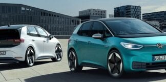 Neste mês de setembro, o site Nettavisen noticiou que 60% dos novos carros registrados na Noruega foram elétricos. A incrível marca foi alcançada com apoio das vendas dos ID.3, da Volkwasgen, com quase duas mil unidades vendidas durante o mês. O país nórdico se destaca por sua meta de colocar, até 2025, apenas carros elétricos nas estradas — e com seus esforços, se tornou líder no mercado de veículos elétricos. ID.3 é vendido por cerca de 40 mil euros na Noruega. (Fonte: Volkswagen via Auto+ / Reprodução) ID.3 é vendido por cerca de 40 mil euros na Noruega. (Fonte: Volkswagen via Auto+ / Reprodução) Fonte: Volkswagen via Auto+ De acordo com o Nettavisen, dos quase 16 mil carros vendidos na Noruega no mês de setembro, 61% foram elétricos. A empresa americana Tesla também contribuiu com os avanços, com cerca de mil e duzentas unidades do Model 3 entregues no país — apesar dos atrasos causados pela pandemia da COVID-19. A marca é um importante avanço nas metas de sustentabilidade do país norueguês e surpreendem ao considerar a média mundial de veículos elétricos, com apenas 3% de participação no mercado. Em estimativa, o site Electrek prevê que a meta da Noruega é facilmente alcançável até 2025, com 65% dos novos carros elétricos até o fim deste ano — ou 75%, considerando também os modelos híbridos. A principal evidência é o lançamento do novo ID.4, da Volkswagen, e a chegada do Model Y, da Tesla, que devem possuir uma forte presença no mercado de automóveis em 2021 na Europa. Cupons de desconto TecMundo: Cupom Americanas Cupom Americanas: primeira compra R$15 de desconto EU QUERO Cupom de desconto Carrefour Cupom de desconto Carrefour: panelas Rochedo 5% OFF EU QUERO Cupom Casas Bahia Cupom Casas Bahia: todos os códigos neste link. EU QUERO Cupom Ponto Frio Cupom Ponto Frio: todos os códigos promocionais aqui EU QUERO Cupom Extra Cupom Extra: smartphone e celular R$300 de desconto EU QUERO Fontes Electrek Nettavisen