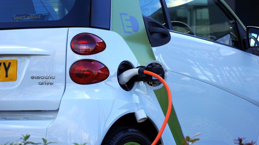 Vendas de carros elétricos flutuam